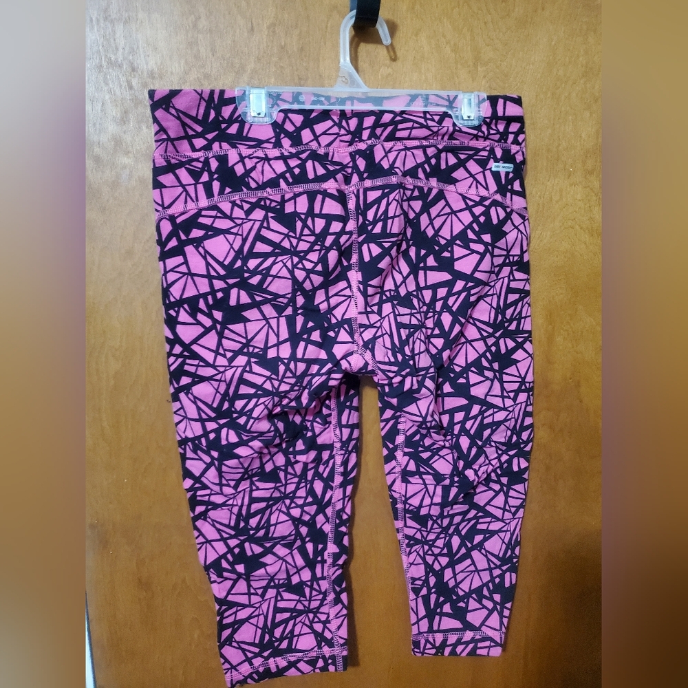 Danskin Pink and Black Geometric Capri Leggings Size M - Picture 2 of 7